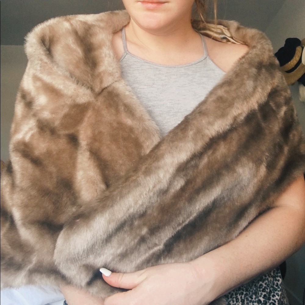 Vintage faux fur from the 80s shoulder cover up.